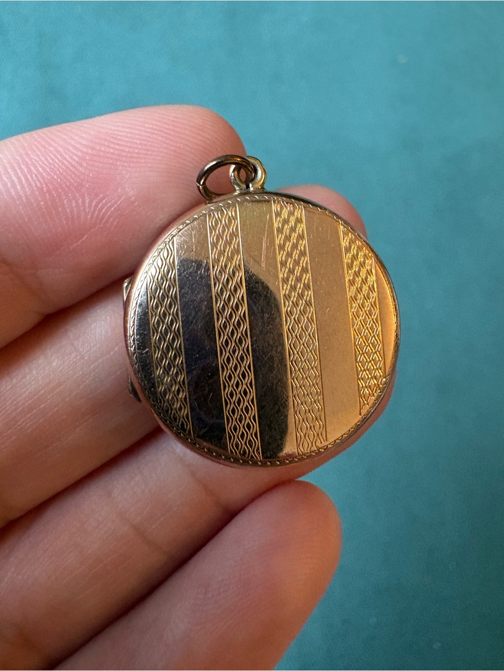 9k Solid Gold Back and Front Vintage Locket